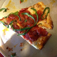 5/4/2013 tarihinde Stephen R.ziyaretçi tarafından West Crust Artisan Pizza'de çekilen fotoğraf