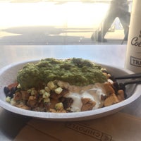 Photo taken at Chipotle Mexican Grill by Hessah on 10/21/2017