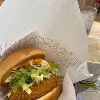 Photo taken at MOS Burger by タカノ マ. on 5/24/2023