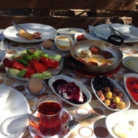รูปภาพถ่ายที่ Çim Kahvaltı &amp;amp; Mangal Bahçesi โดย Filiz U. เมื่อ 9/25/2015