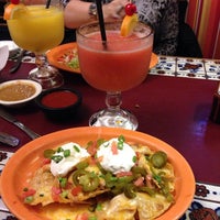 Foto tomada en La Hacienda Mexican Restaurant  por Ashlee E. el 11/24/2013