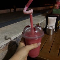 Photo taken at Roz Beach Cafe by Aysgl🇹🇷 on 6/28/2020
