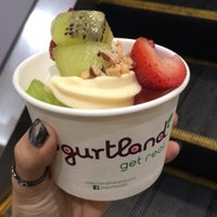 Photo taken at Yogurtland by vcyecye&amp;#39; on 10/28/2016