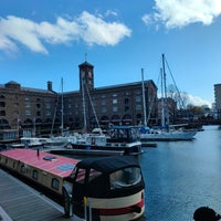 Foto diambil di St Katharine Docks oleh Fionnulo B. pada 3/1/2024