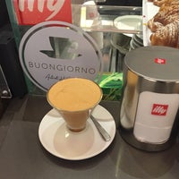Photo taken at Espressamente Illy by Mehdi S. on 4/20/2015