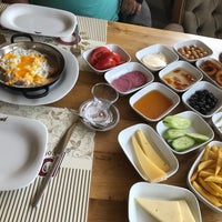 รูปภาพถ่ายที่ Omsed Unlu Mamüller Cafe ve Restaurant โดย Yana Ç. เมื่อ 6/25/2021