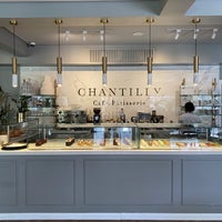 Foto diambil di Café Chantilly oleh Mohamed pada 5/4/2024