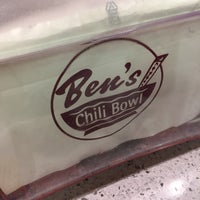 รูปภาพถ่ายที่ Ben&amp;#39;s Chili Bowl โดย Daniel B. เมื่อ 11/12/2017