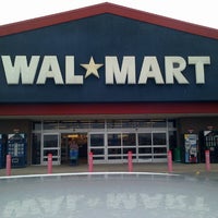 Foto tirada no(a) Walmart Supercentre por Lisa S. em 6/26/2013