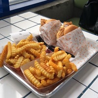 Foto diambil di South West ( Burger &amp;amp; Fries ) oleh Lujain pada 10/6/2022
