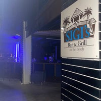 Photo prise au Sigi&#39;s Bar &amp; Grill on The Beach par إبراهيم .م le8/16/2022