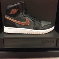 Photo taken at Nike Factory Store by Daryl C. on 11/27/2016