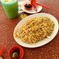 Photo taken at Tian Tian Lai (Come Daily) Fried Hokkien Mee 天天来炒福建虾面 by HiLush L. on 4/17/2022