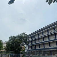 Foto diambil di Bodindecha (Sing Singhaseni) School oleh 🧁 pada 5/1/2022