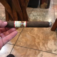 6/17/2017 tarihinde Brian V.ziyaretçi tarafından Maduro Cigar &amp;amp; Bar'de çekilen fotoğraf