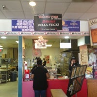 Photo prise au Bellacino&amp;#39;s Pizza &amp;amp; Grinders par Terrance G. le10/5/2012