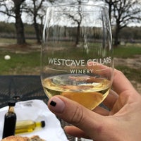Foto diambil di Westcave Cellars Winery &amp;amp; Brewery oleh Olena T. pada 3/10/2019