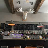 รูปภาพถ่ายที่ Konrad Café &amp;amp; Bar โดย Zeynep Ç. เมื่อ 5/29/2017