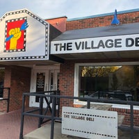 Foto tirada no(a) The Village Deli por Kevin C. em 10/25/2017