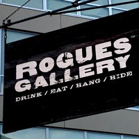 Foto tirada no(a) Rogues Gallery Bar por Kevin C. em 10/7/2017