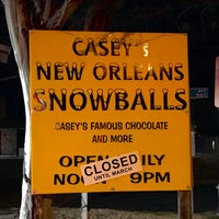 Photo prise au Casey&amp;#39;s New Orleans Snowballs par Kevin C. le1/27/2017