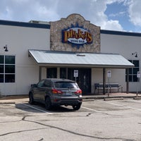 Photo taken at Pluckers Wing Bar by Richard D. on 9/29/2019