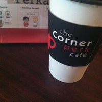 Das Foto wurde bei The Corner Perk Cafe, Dessert Bar, and Coffee Roasters von Alison am 5/4/2013 aufgenommen
