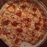 Foto diambil di Simplesmente Pizza Bar oleh Tim R. pada 12/18/2014