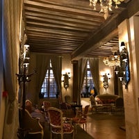 Снимок сделан в Hôtel d&amp;#39;Aubusson пользователем Li L. 10/24/2019