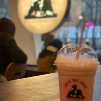 Photo taken at JOE &amp;amp; THE JUICE by Hassan . on 3/3/2020