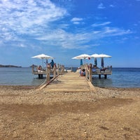 Foto diambil di La Brezza Hotel &amp;amp; Beach / Yalıkavak oleh Bülent K. pada 8/20/2017