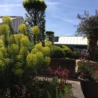 รูปภาพถ่ายที่ Wisley Garden Centre โดย John W. เมื่อ 6/10/2013