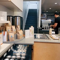 Photo taken at Blue Bottle Coffee by SunUk ✈️ 🥢🍷🍴🌇 on 9/26/2019