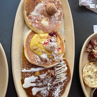 Photo taken at Snooze, an A.M. Eatery by Linton W. on 12/10/2021