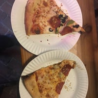 Das Foto wurde bei Tony&amp;#39;s Pizza von Linton W. am 7/18/2019 aufgenommen