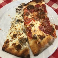 Photo taken at Grimaldi&amp;#39;s Pizzeria by Linton W. on 7/14/2019