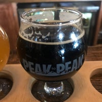 Foto tomada en Peak to Peak Tap Room  por Linton W. el 3/8/2020