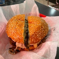 Das Foto wurde bei Pearl&amp;#39;s Deluxe Burgers von Bader am 10/31/2022 aufgenommen