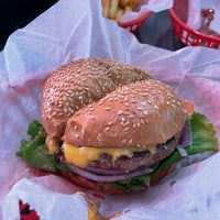 Photo taken at Pearl&amp;#39;s Deluxe Burgers by Bader on 10/31/2022