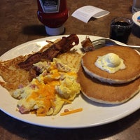Photo taken at Shari&amp;#39;s Cafe and Pies by Justin H. on 11/4/2014