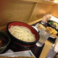 Photo taken at 宮武讃岐製麺所 東京ミッドタウン店 by Katsuya M. on 11/5/2012