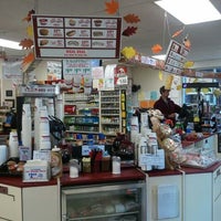รูปภาพถ่ายที่ Stewart&amp;#39;s Shops โดย Kim M. เมื่อ 10/5/2012