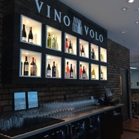 Foto tirada no(a) Vino Volo Wine Bar por Larry L. em 7/18/2014