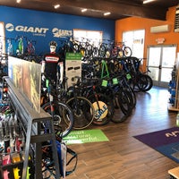 Foto tirada no(a) Earl&amp;#39;s Bicycle Store por Bill R. em 9/19/2019