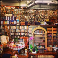 4/27/2013 tarihinde Tricia M.ziyaretçi tarafından Loganberry Books'de çekilen fotoğraf
