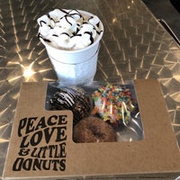 Foto tirada no(a) Peace, Love and Little Donuts of Southlake por Rebecca em 3/31/2019
