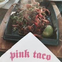รูปภาพถ่ายที่ Pink Taco โดย Gokkus เมื่อ 5/11/2015