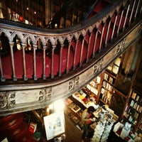 Das Foto wurde bei Livraria Lello von Marina C. am 5/11/2013 aufgenommen