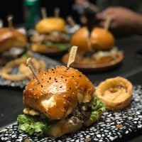 Das Foto wurde bei Gourmet Burger von Nader A. am 10/17/2019 aufgenommen