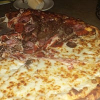 Das Foto wurde bei Gio&amp;#39;s Flying Pizza &amp;amp; Pasta von Ebony E. am 3/12/2014 aufgenommen